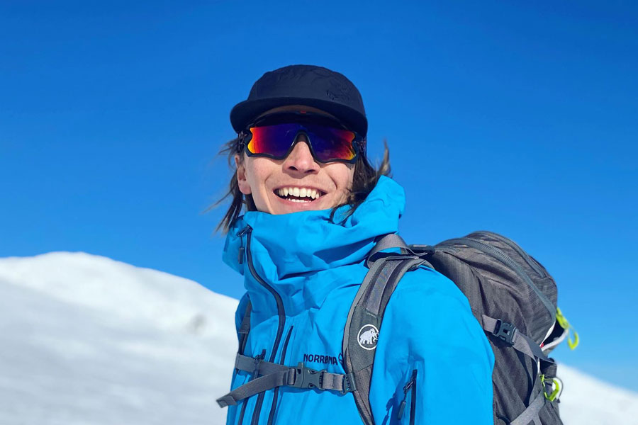 Profilbillede af skiinstruktør Shan Fjellgren klædt i solbriller og skijjake